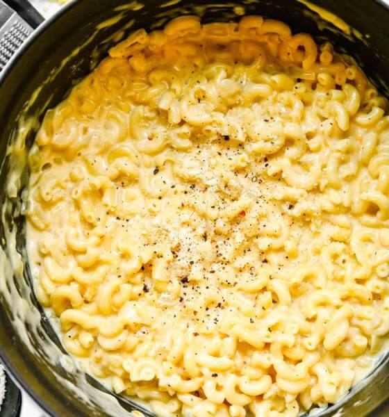 Gouda macaroni and cheese in pot