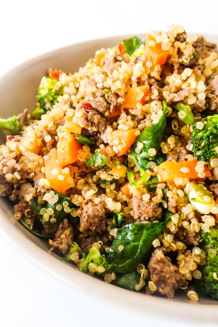 20-Minute healthy ground beef recipe! This easy ground beef and broccoli fried quinoa sounds quite weird, but it’s delicious, nutritious and great for a quick weeknight dinner when you don’t know what to make with the ground beef you bought. #groundbeef #recipe #healthy #easy #easydinner #healthydinner #dinner