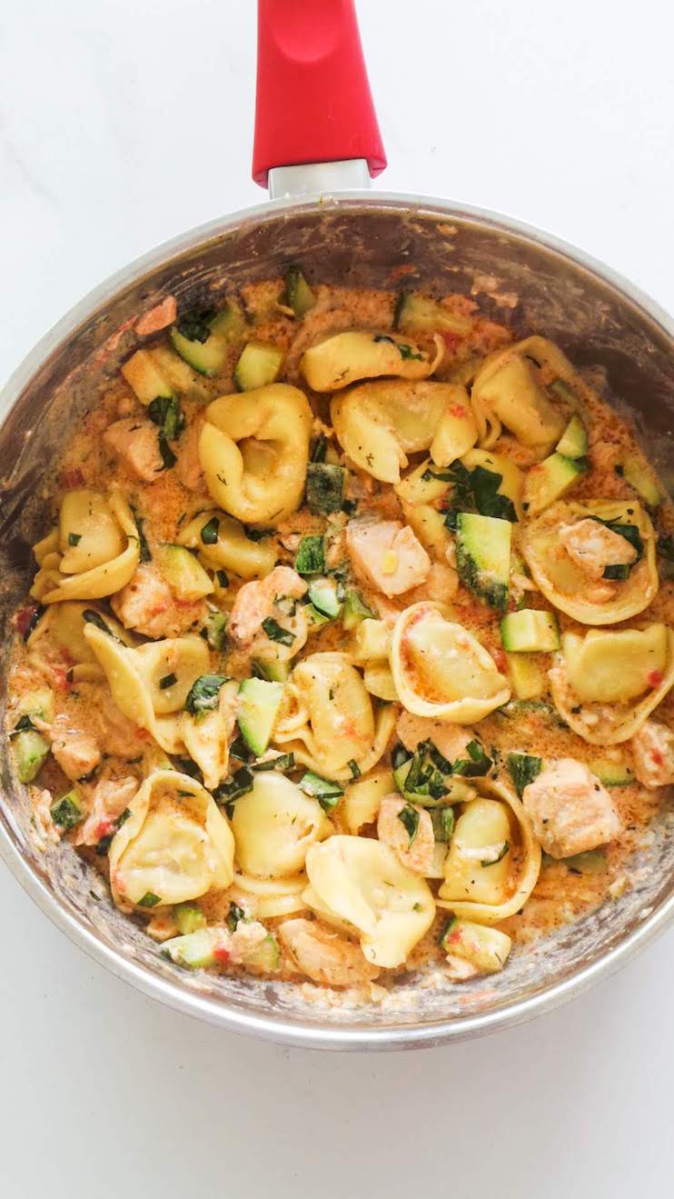 Easy tortellini with salmon and a tasty creamy sauce! Learn how to make the best salmon tortellini with this creamy tortellini recipe. This kinda healthy tortellini recipe is the perfect quick dinner after a busy day!