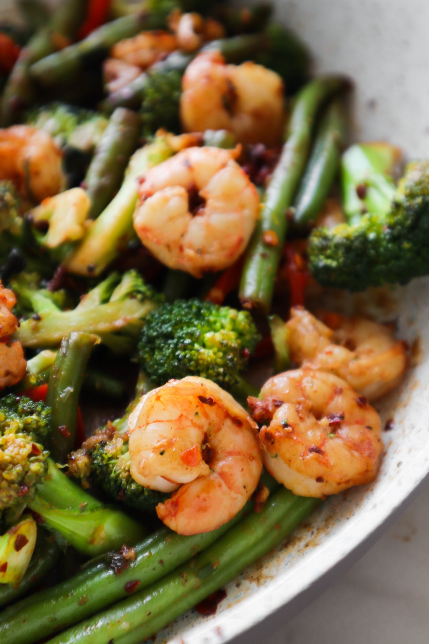 Prepare a healthy dinner in 15 minutes with this easy spicy shrimp and vegetable stir fry recipe! This simple dinner idea is gluten free, dairy free and low in carbs.
