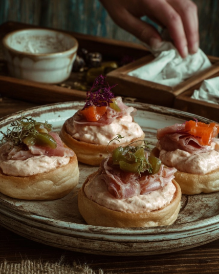 VOL-AU-VENT WITH HAM CREAM